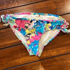Trendy bikini bottoms